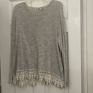 Top. Gray with cream trim.  Size 1X. Good used condition.